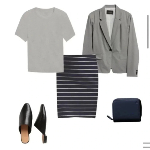 Banana Republic 2-Piece Organic Cotton Crew Neck T-Shirts - Picture 2 of 9